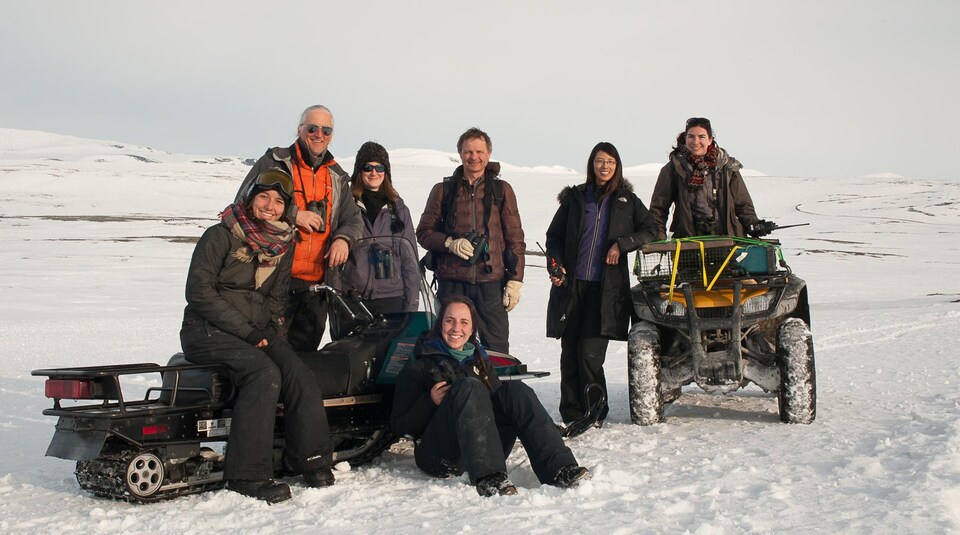 Des membres de l'équipe de l'UQAR qui étudie la faune nordique à l'extérieur, dans la neige