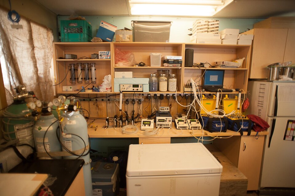 Une partie du laboratoire de l'UQAR à Alert: on voit des appareils électroniques et des bonbonnes.