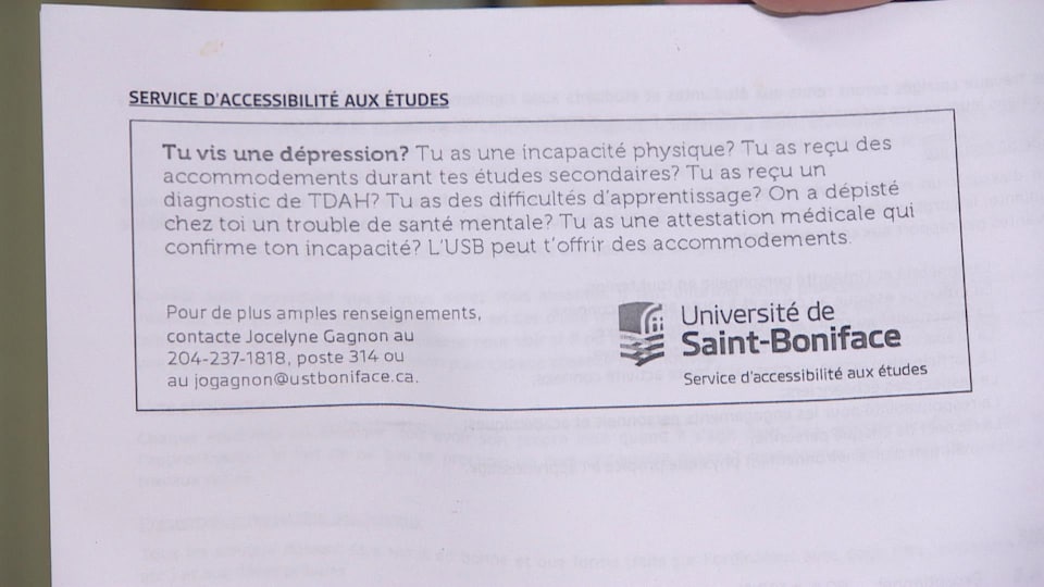 Photo d'une feuille de papier sur laquelle on peut lire que les étudiants qui en ont besoin peuvent faire appel aux services d'accessibilité de l'Université. 