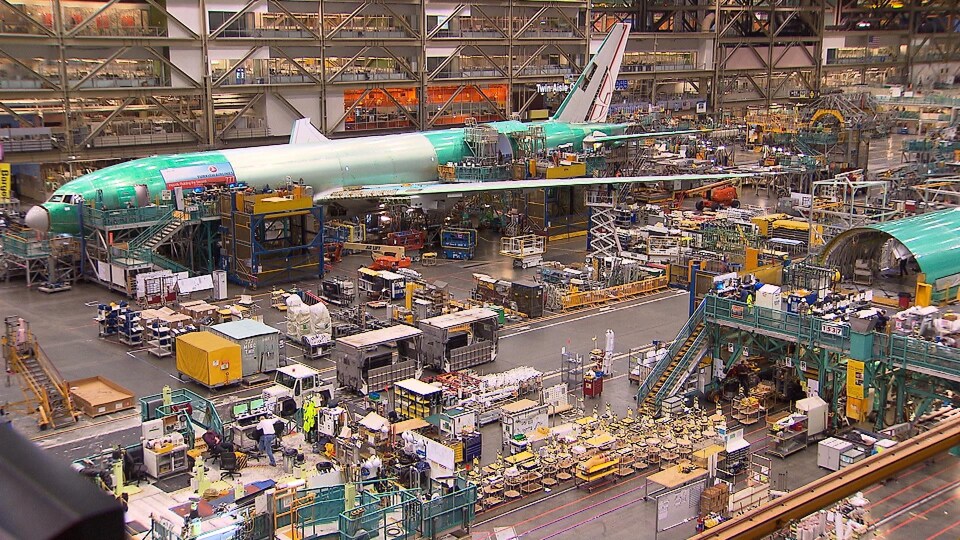 Intérieur d'une usine où sont assemblés des avions de Boeing