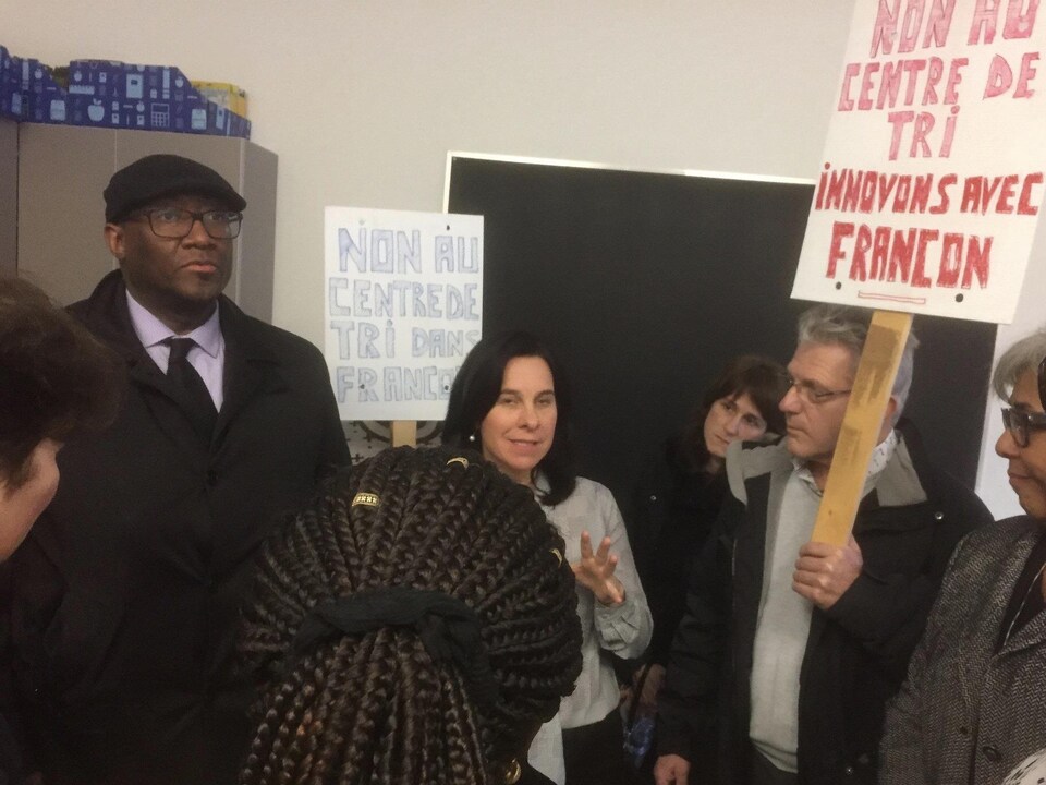 La mairesse de Montréal Valérie Plante a été accueillie par des opposants au projet de centre de tri, lors de son passage dans le quartier, le 1er décembre.