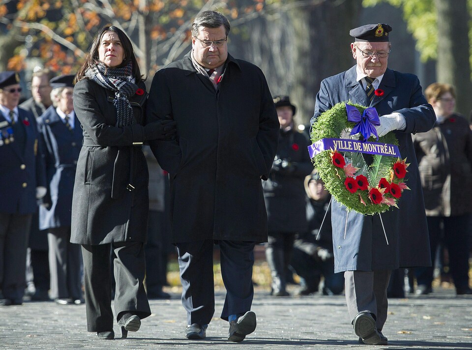 Le maire sortant Denis Coderre et la mairesse Valérie Plante déposent une couronne durant la cérémonie du jour du Souvenir à Montréal, le 11 novembre 2017.