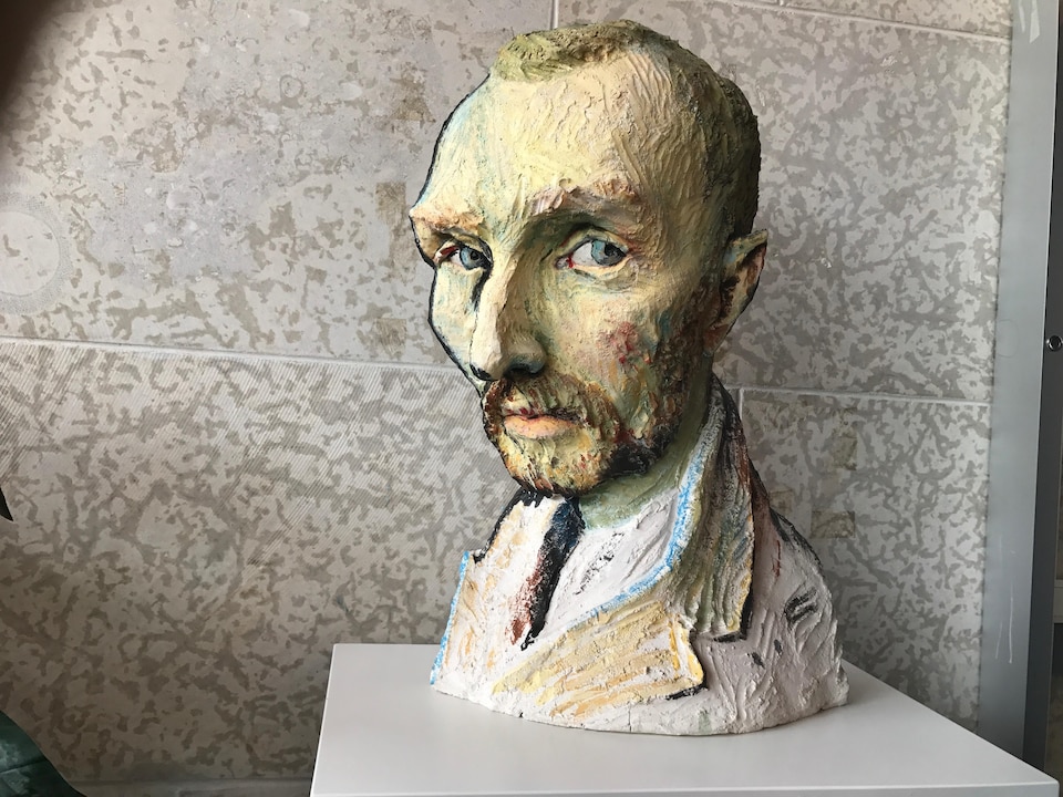 Sculpture représentant le buste du peintre Vincent Van Gogh, peinte avec le style de Van Gogh. 