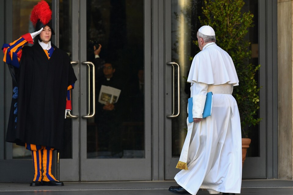 Un garde suisse salue le pape.