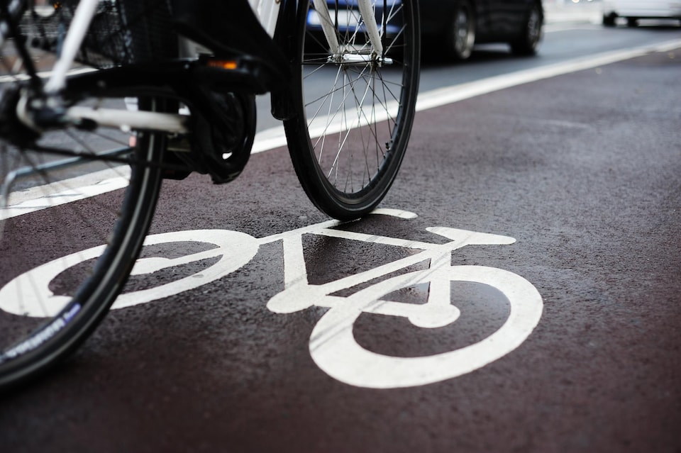 Plan rapproché d'un symbole routier de vélo peint sur la chaussée.