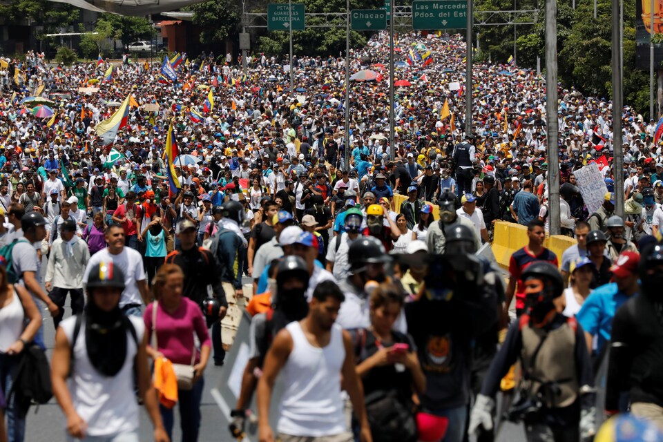Des milliers d'opposants de manifestent à Caracas contre le président Maduro.  
