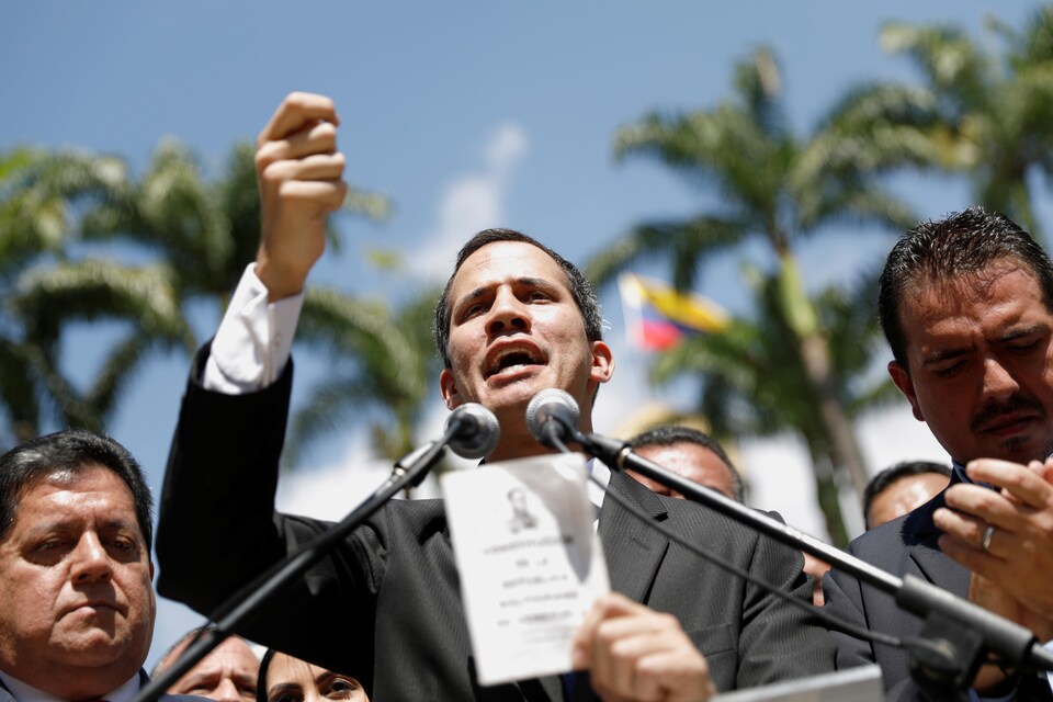 Le président de l'Assemblée nationale du Venezuela, Juan Guaido, tenant une copie de la Constitution dans ses mains