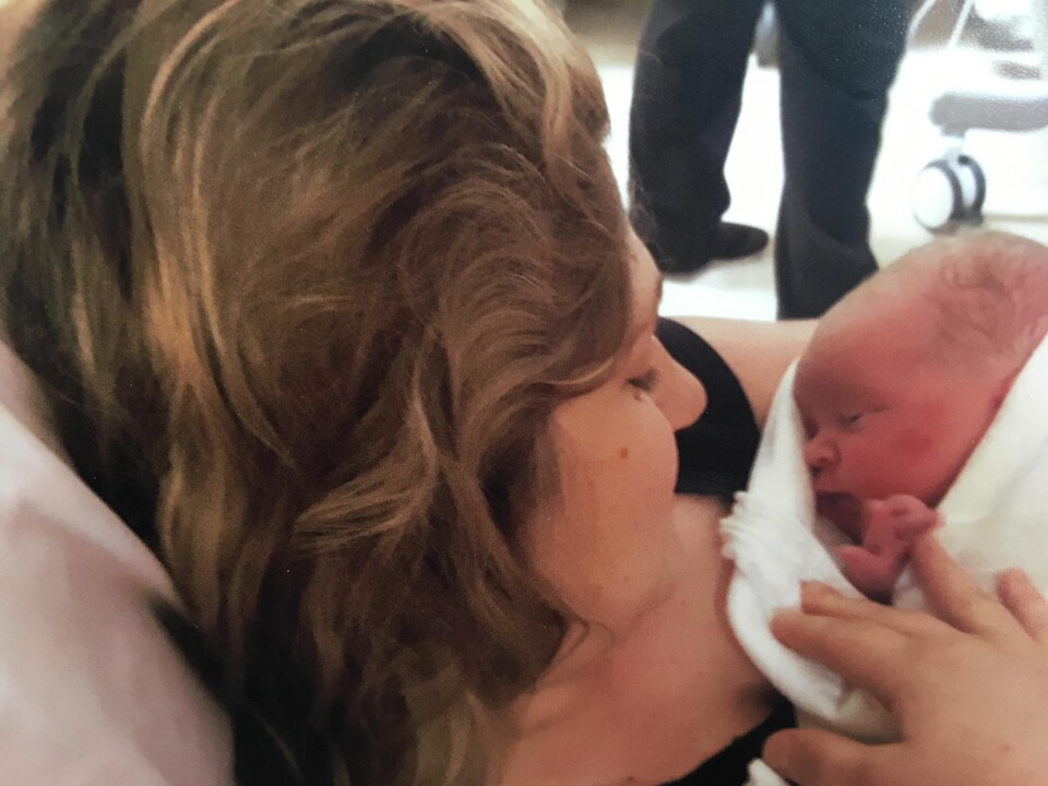 Véronique Morrison tient dans ses bras le petit garçon qu'elle a mis au monde, peu de temps après l'accouchement.