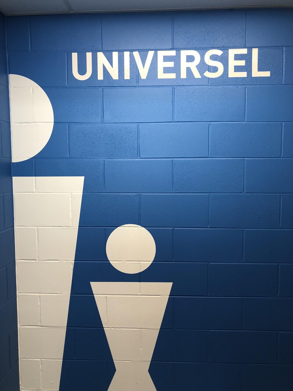 Entrée du vestiaire universel de la piscine de Rimouski au Complexe sportif Desjardins