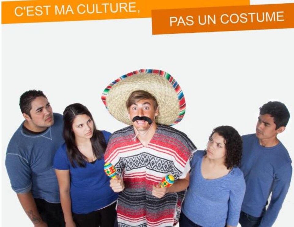 Image extraite du guide de Viamonde montrant un Blanc avec une fausse moustache, un grand sombrero, un poncho et des maracas pour symboliser un Mexicain. Il est entouré de Mexicains qui le regardent avec un regard noir.