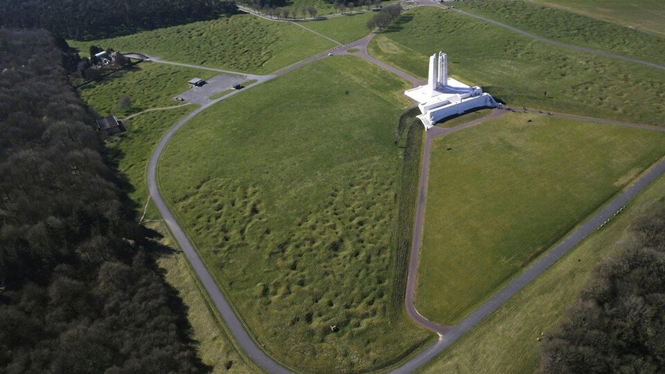 Une vue aérienne du Mémorial national du Canada, à Vimy, en France. Tout autour du monument, des cratères de bombes sont encore présents.