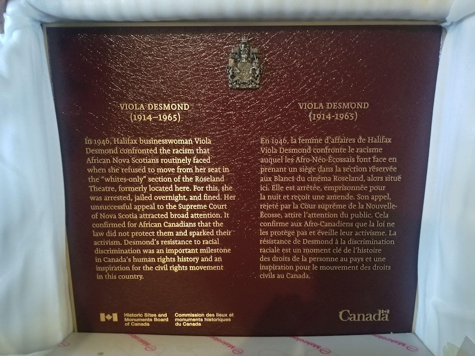 Une plaque commémorant Viola Desmond, pionnière canadienne des droits civiques.