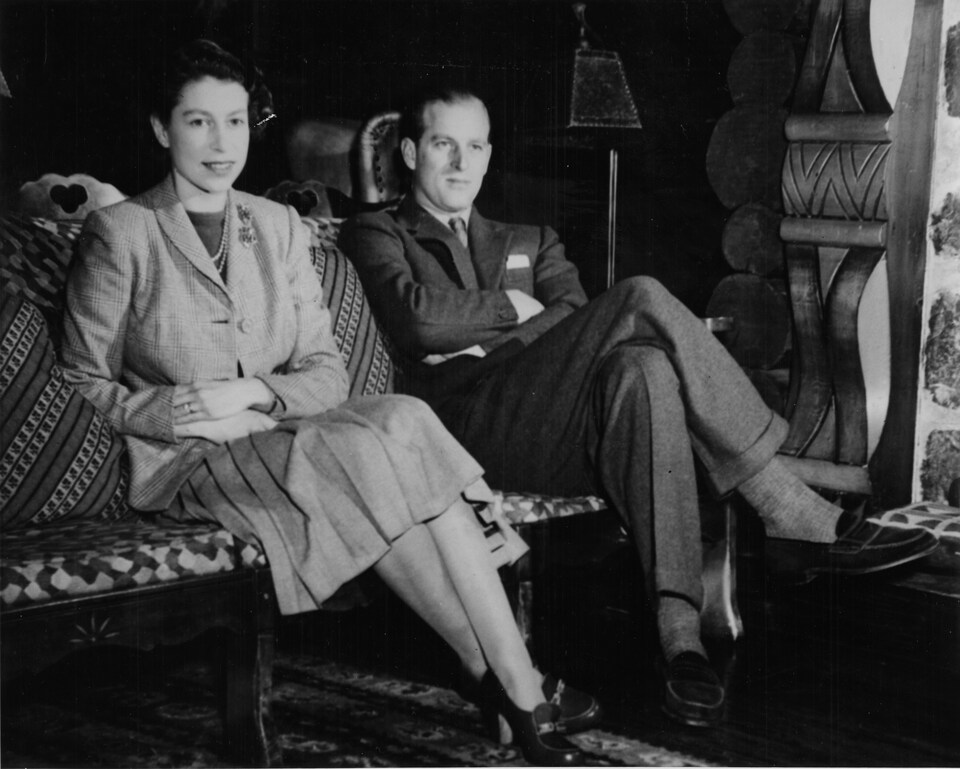 La princesse Élisabeth et le prince Philippe, assis sur un canapé au McConnell Lodge, à Sainte-Agathe.