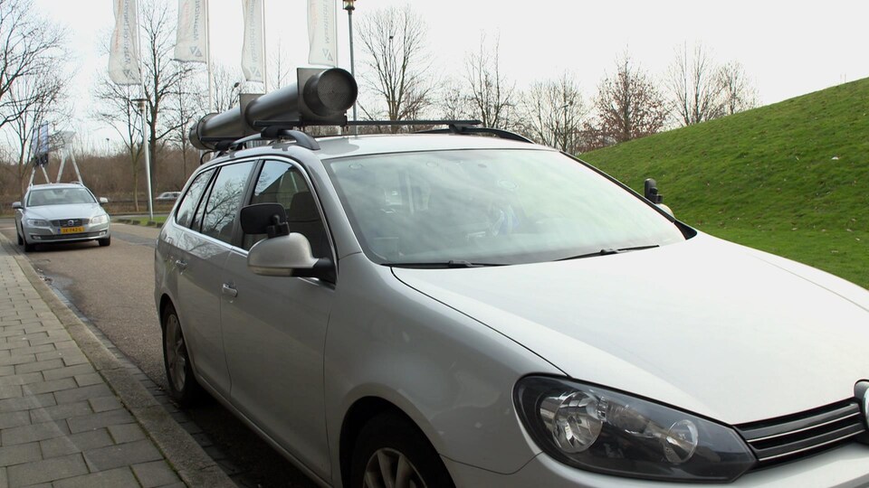 Le chercheur Johannes Ramaekers utilise une voiture équipée d’une caméra sur le toit.