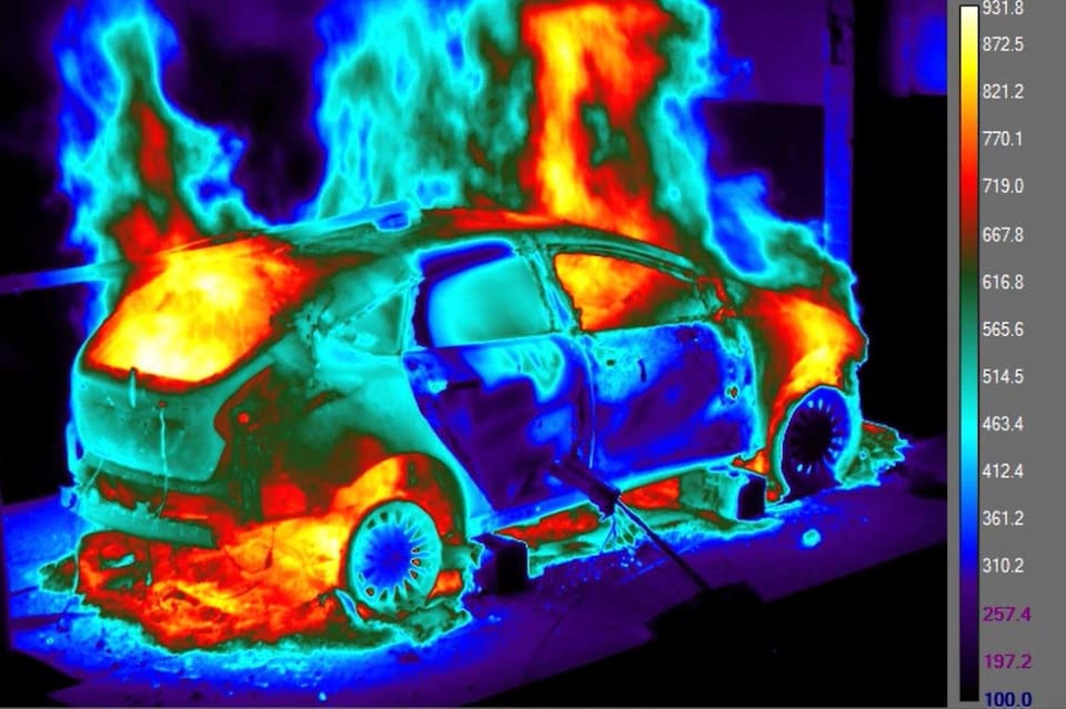 Vue infrarouge de l'incendie d'une voiture électrique
