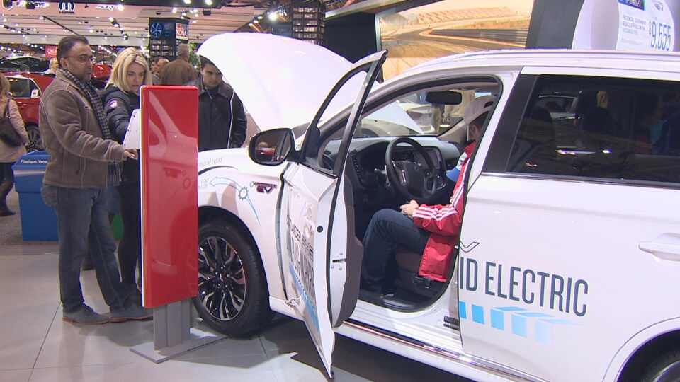 Des gens qui regardent une voiture électrique