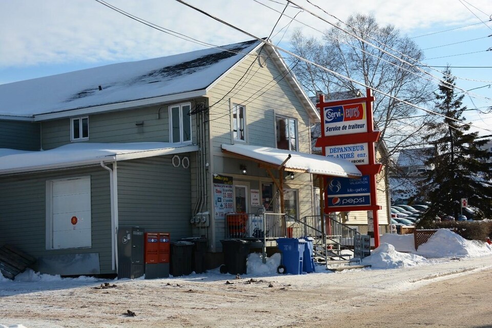 Vol à main armée dans un dépanneur de RivièreduLoup RadioCanada.ca