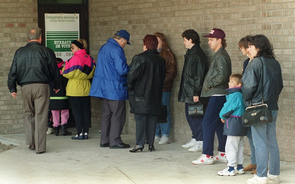 Des résidents de la ville de Deux-Montagnes, près de Montréal, font la queue pour voter lors du référendum sur l'accord de Charlottetown, le 26 octobre 1992.