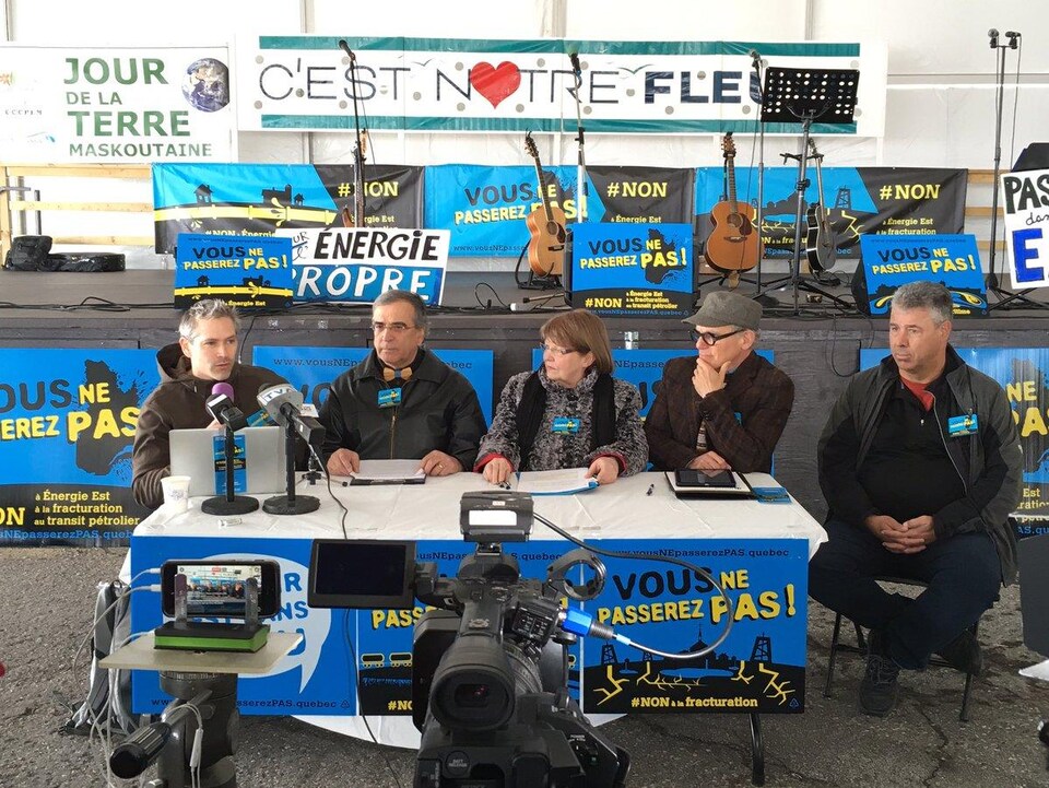 Un rassemblement provincial contre l'exploitation d'hydrocarbures a rassemblé une centaine de personnes à Bécancour. 