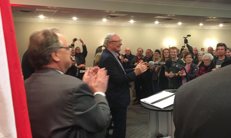 Wade MacLauchlan et tous les membres présents applaudissent. 