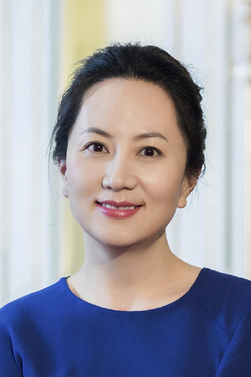 Une femme asiatique portant un vêtement bleu