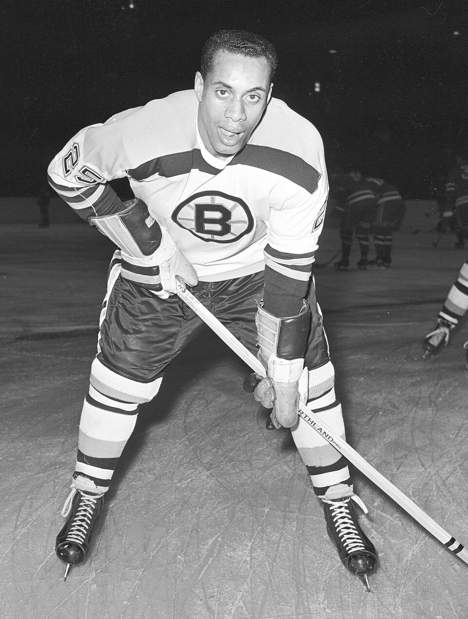 Photo de Willie O'Ree dans l'uniforme des Bruins de Boston.