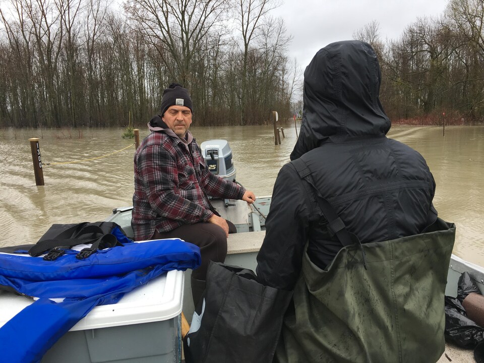 Pierre Savich, un résident de Yamachiche, se déplace en bateau à moteur dans un secteur inondé par les eaux du lac Saint-Pierre le 6 mai.