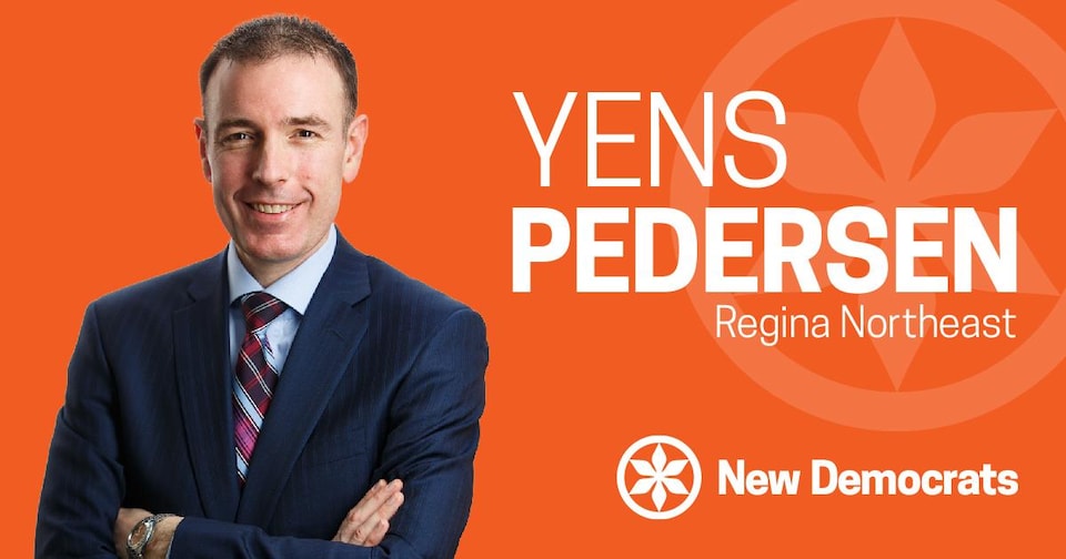 Photo studio de Yens Pedersen sur fond orange avec son nom et le logo de son parti.