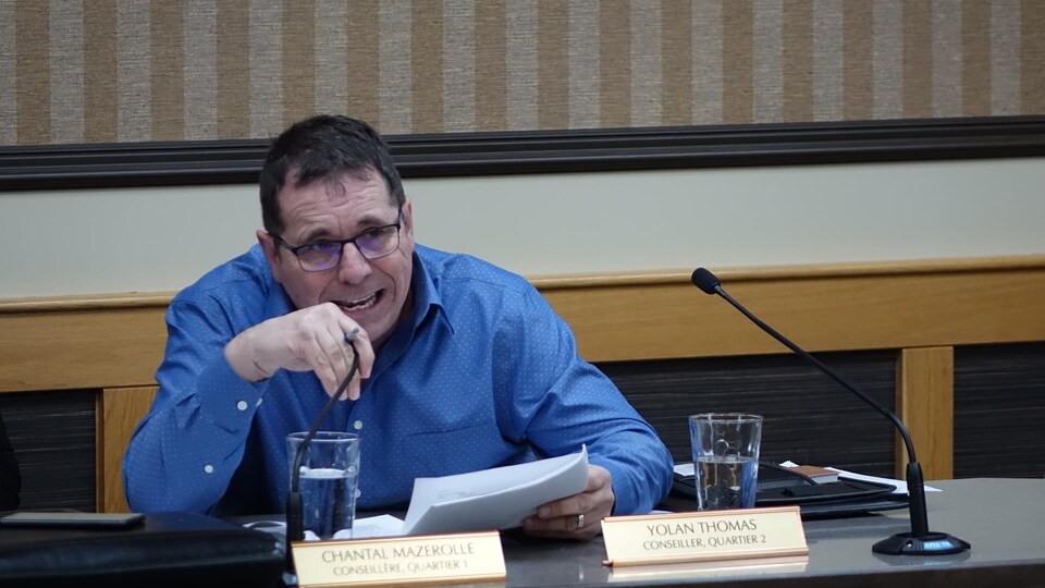Yolan Thomas, conseiller municipal à Tracadie, lors d'une réunion extraordinaire le 24 février 2019.