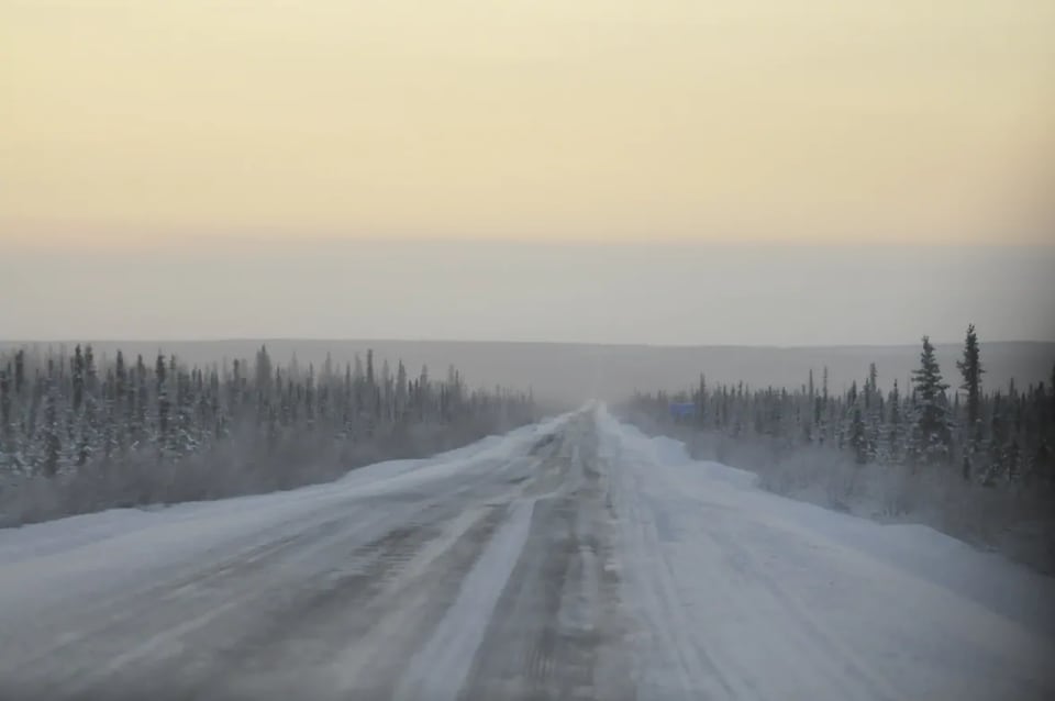 Une route cahoteuse dans un paysage d'hiver.