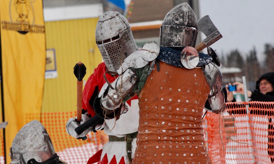 Deux chevaliers en armure se battent.
