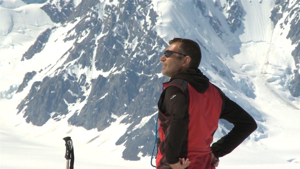 Claude Vallier devant le mont Logan.