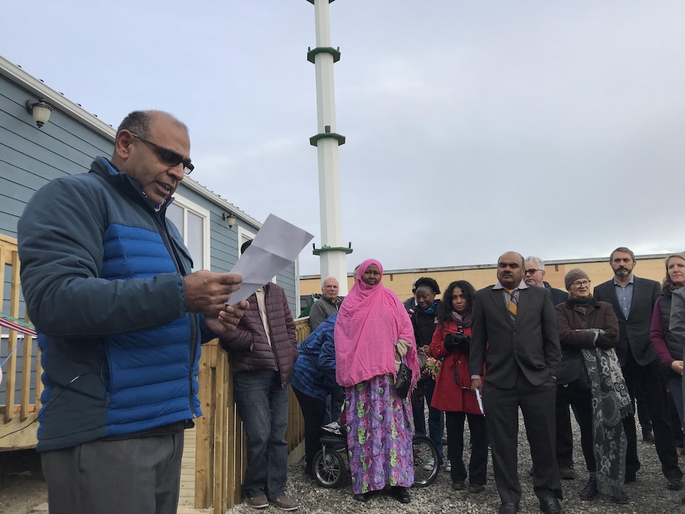 Mohammad Javed lit un discours à la foule devant le centre islamique