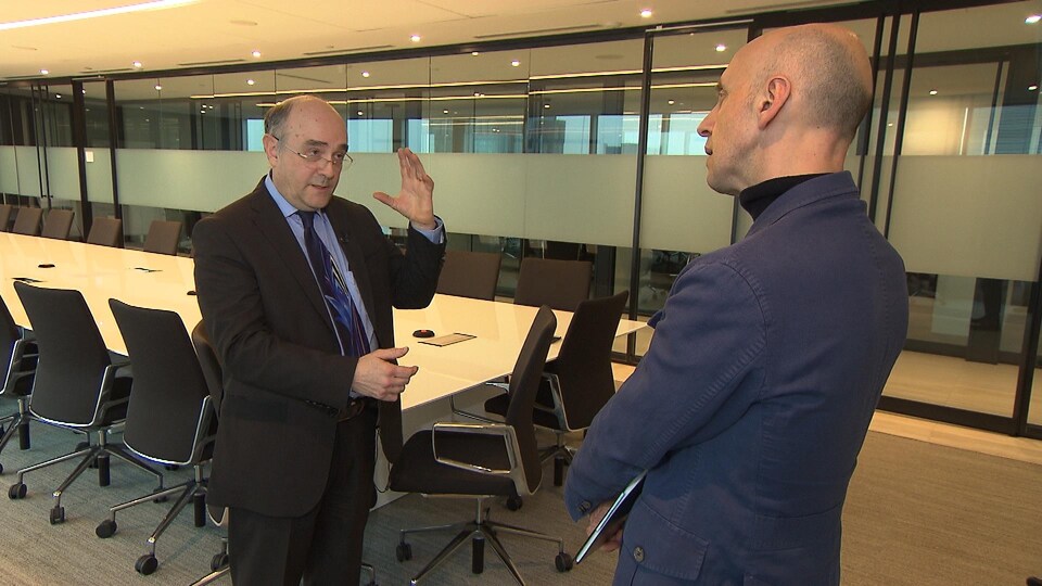 Le secrétaire du Collège des médecins, Yves Robert, discute avec le journaliste Davide Gentile.