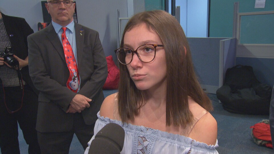 Une jeune femme interrogée au micro de Radio-Canada. 