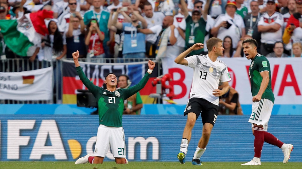Sous le regard des partisans allemands, Edson Alvarez et Carlos Salcedo célèbrent la victoire du Mexique contre l'Allemagne.