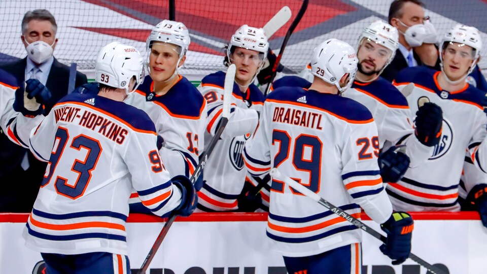 Avec Leon Draisatl, il célèbre un but au banc des Oilers.
