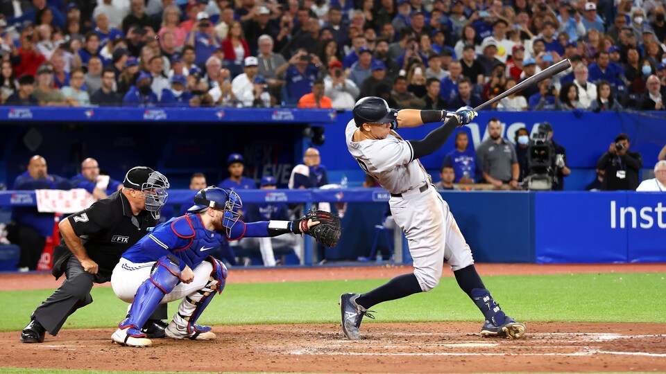 Un joueur de baseball s'élance.