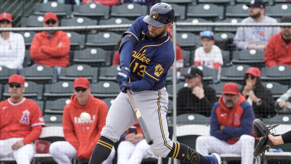 Le joueur de baseball Abraham Toro s'élance au marbre.