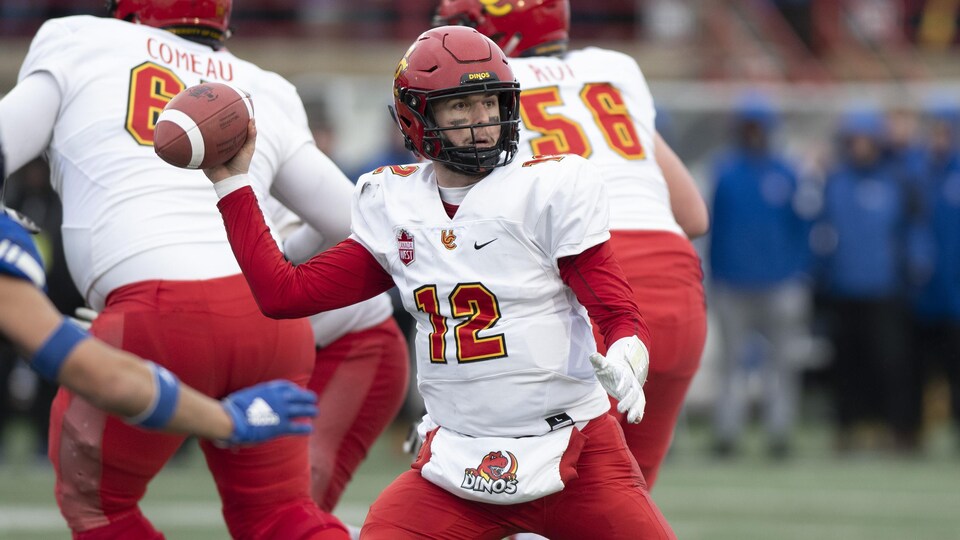 Adam Sinagra (12), quart-arrière des Dinos de l'Université de Calgary