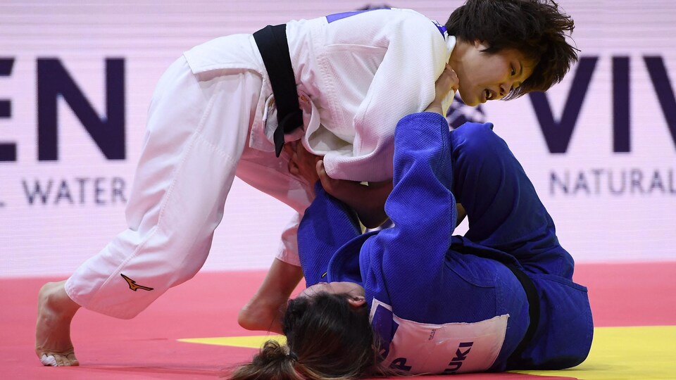 Deux judokas en action