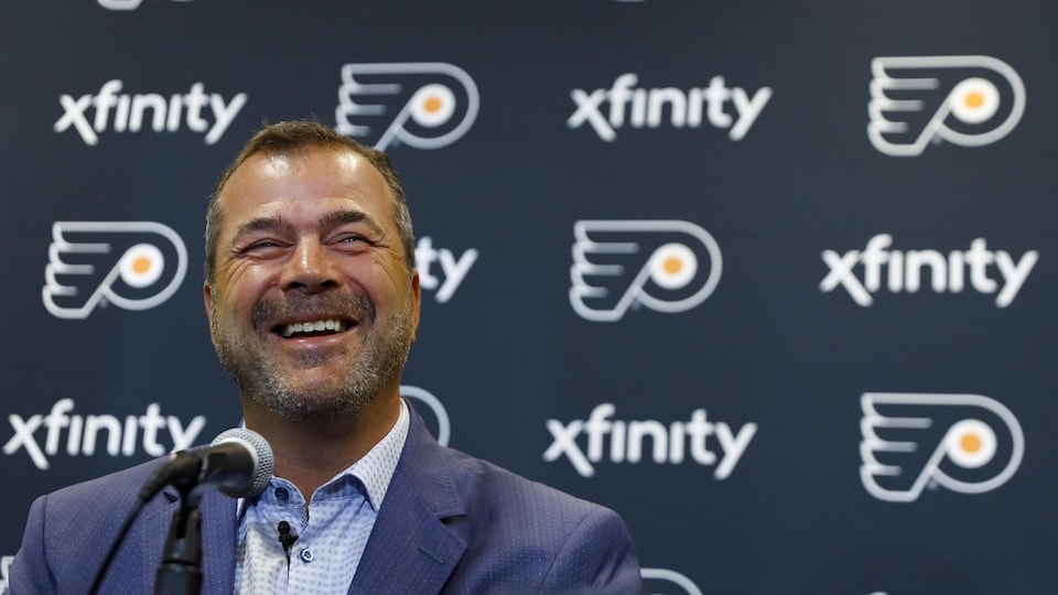 Alain Vigneault répond aux questions de la presse lors de sa présentation à Philadelphie comme entraîneur-chef des Flyers. 