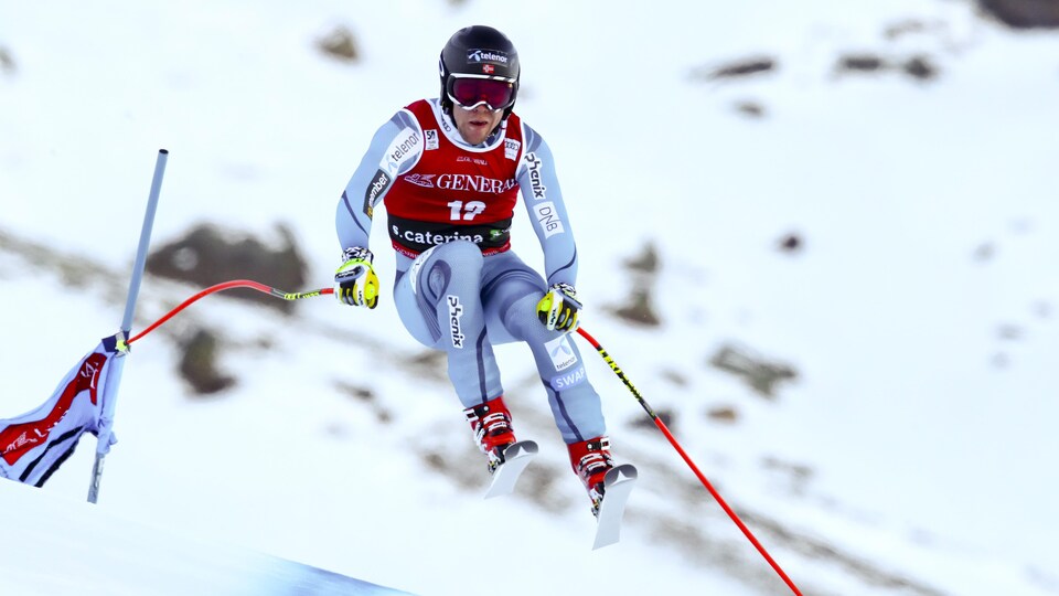 Un skieur en plein vol pendant une compétition