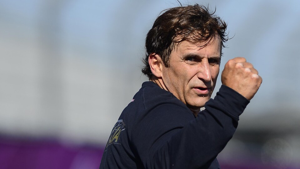 Alessandro Zanardi se retourne et lève le poing.