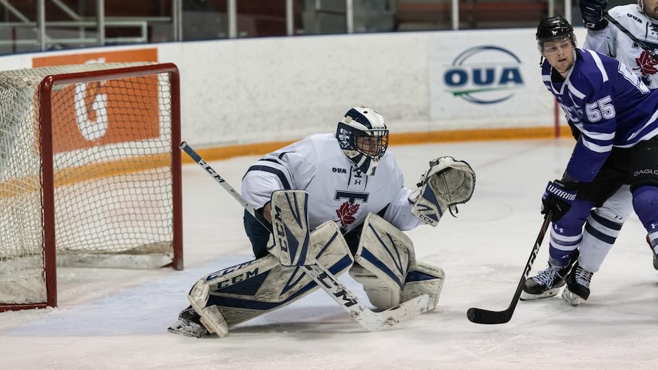 Bishop garde les buts lors d'un match de l'équipe de hockey masculin de l'Université de Toronto.