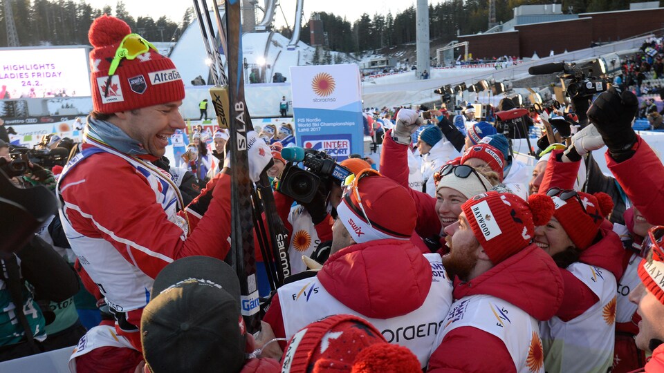 Alex Harvey célèbre avec son équipe sa victoire au 50 km aux Championnats du monde de Lahti.