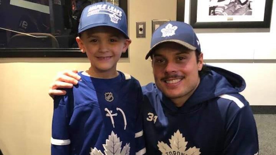 Ali pose en compagnie d'Auston Matthews après un match des Maple Leafs.