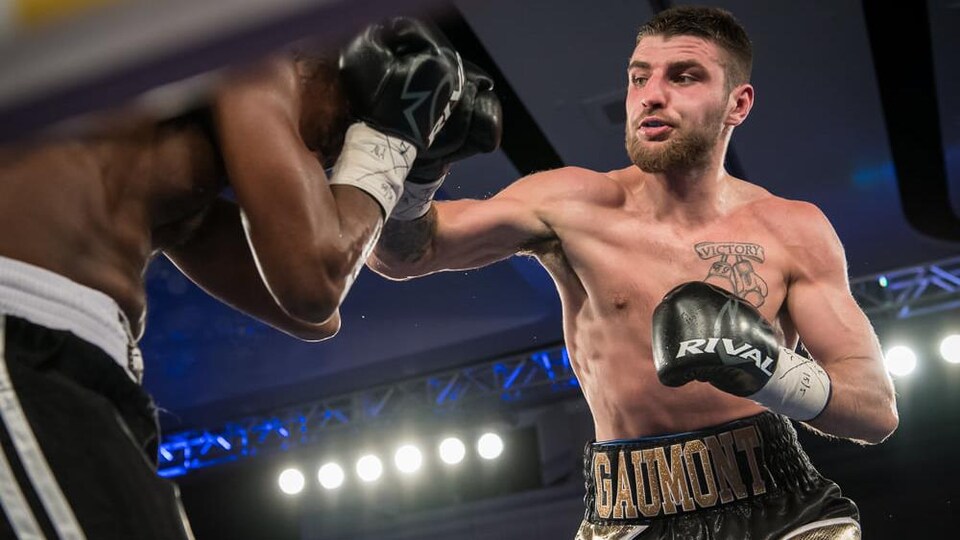 Alexandre Gaumont en train de donner un coup de poing à son adversaire.
