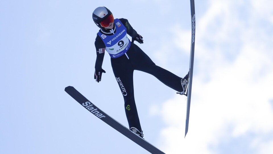 Une sauteuse à ski