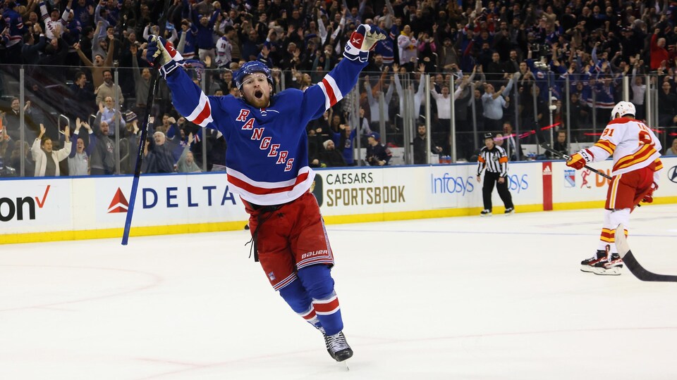 Le hockeyeur Alexis Lafrenière exulte sur la glace.